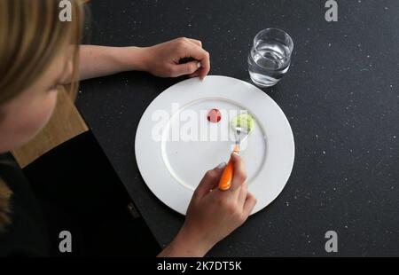 ©PHOTOPQR/L'ALSACE/Vanessa MEYER ; ; 02/06/2021 ; Une jeune fille anorexique devant une assiette presque vide avec une tomate cerise et une rondelle de concombre et un verre d'eau. Les troubles du comportement alimentaire ont augmenté pendant la crise sanitaire. - anorexia Stock Photo