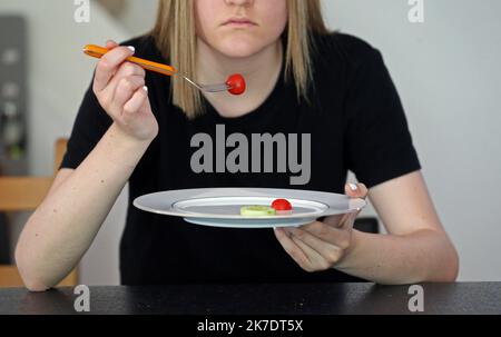 ©PHOTOPQR/L'ALSACE/Vanessa MEYER ; ; 02/06/2021 ; Une jeune fille anorexique devant une assiette presque vide avec une tomate cerise et une rondelle de concombre refuse de s'alimenter. Les troubles du comportement alimentaire ont augmenté pendant la crise sanitaire. - anorexia Stock Photo