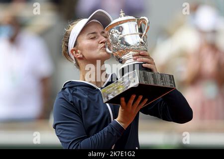 ©Sebastien Muylaert/MAXPPP - Match Winner Barbora Krejcikova of Czech Republic kisses the winners trophy after the Women’s final on day fourteen of the 2021 French Open at Roland Garros in Paris, France. 12.06.2021 Stock Photo