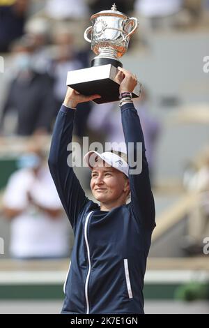 ©Sebastien Muylaert/MAXPPP - Match Winner Barbora Krejcikova of Czech Republic holds the Winners Trophy after the Women’s final on day fourteen of the 2021 French Open at Roland Garros in Paris, France. 12.06.2021 Stock Photo