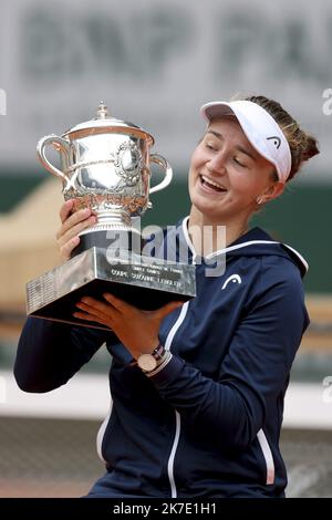 ©Sebastien Muylaert/MAXPPP - Match Winner Barbora Krejcikova of Czech Republic holds the Winners Trophy after the Women’s final on day fourteen of the 2021 French Open at Roland Garros in Paris, France. 12.06.2021 Stock Photo