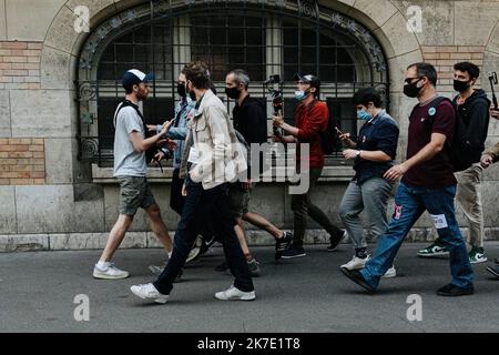 ©Jan Schmidt-Whitley/Le Pictorium/MAXPPP - Jan Schmidt-Whitley/Le Pictorium - 12/06/2021 - France / Ile-de-France / Paris - Apres avoir enfarine Jean-Luc Melenchon, le responsable est repousse hors de la manifestation. Il se presente comme un souvenainiste. Militants politiques et syndicaux, activistes ecolos et associatifs de divers secteurs ont defile ensemble samedi dans environ 140 villes de France pour denoncer « les attaques contre les libertes » qui se multiplient selon eux a la faveur de la montee de l'extreme droite et de lois « liberticides ». Les organisateurs ont revendique 70 000  Stock Photo