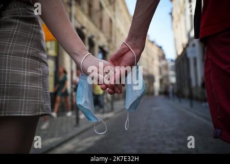 ©PHOTOPQR/VOIX DU NORD/Alexis Christiaen (Pib) ; 16/06/2021 ; Le 16/06/2021 Lille - Fin du port du masque en exterieur - Illustration. French prime minister announce people can give up with masks on june 20th Stock Photo