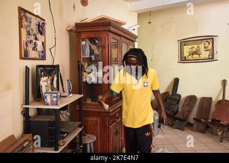 ©Nicolas Remene pour JA / Le Pict/MAXPPP - Nicolas Remene pour JA / Le Pictorium - 11/5/2021 - Mali / District de Bamako / Bamako - Lassa, Bamako (Mali) le 11 mai 2021 Ras Ballasky (Mohamed Doumbia) , nostalgique d'une periode revolue, montre des photos de famille et d'amis rasta, qui sont passes par chez lui, comme un pelerinage et qui aujourd'hui, anniversaire de des 40 ans de la mort de Bob Marleu sont malheureusement absents. Ce lundi matin a Lassa, dans les hauteurs de Bamako, la maison de Ras Ballasky, l'un des piliers et membre fondateur du Mouvement Rastafari du Mali dans les annees 90 Stock Photo