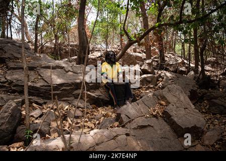 ©Nicolas Remene pour JA / Le Pict/MAXPPP - Nicolas Remene pour JA / Le Pictorium - 11/5/2021 - Mali / District de Bamako / Bamako - Lassa, Bamako (Mali) le 11 mai 2021 Ras Ballasky, l'un des piliers et membre fondateur du Mouvement Rastafari du Mali, entrain de jouer du djembe chez lui a Lassa, le 11 mai 2021. Ce lundi matin a Lassa, dans les hauteurs de Bamako, la maison de Ras Ballasky, l'un des piliers et membre fondateur du Mouvement Rastafari du Mali dans les annees 90 est vide. Image d'une communaute rasta en perte de vitesse, ou regne de nombreuses dissensions, celle-ci est aujourd'hui  Stock Photo