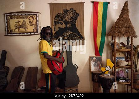 ©Nicolas Remene pour JA / Le Pict/MAXPPP - Nicolas Remene pour JA / Le Pictorium - 11/5/2021 - Mali / District de Bamako / Bamako - Lassa, Bamako (Mali) le 11 mai 2021 Ras Ballasky, l'un des piliers et membre fondateur du Mouvement Rastafari du Mali pose chez lui a Lassa avec une guitare devant des posters d'Haile Selassie Ier et ancien Empereur d'Ethiopie, le 11 mai 2021. Ce lundi matin a Lassa, dans les hauteurs de Bamako, la maison de Ras Ballasky, l'un des piliers et membre fondateur du Mouvement Rastafari du Mali dans les annees 90 est vide. Image d'une communaute rasta en perte de vitess Stock Photo