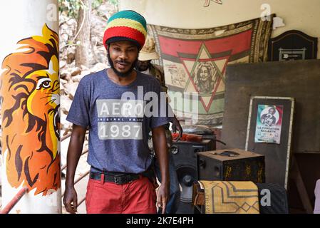 ©Nicolas Remene pour JA / Le Pict/MAXPPP - Nicolas Remene pour JA / Le Pictorium - 11/5/2021 - Mali / District de Bamako / Bamako - Lassa, Bamako (Mali) le 11 mai 2021 Dreadlam Fallou (Lamine Bah a droite) artiste musicien et adeptes du rastafarisme chez Ras Ballasky (Mohamed Doumbia) a Lassa en ce jour anniversaire de la mort de Bob Marley. Ce lundi matin a Lassa, dans les hauteurs de Bamako, la maison de Ras Ballasky, l'un des piliers et membre fondateur du Mouvement Rastafari du Mali dans les annees 90 est vide. Image d'une communaute rasta en perte de vitesse, ou regne de nombreuses dissen Stock Photo