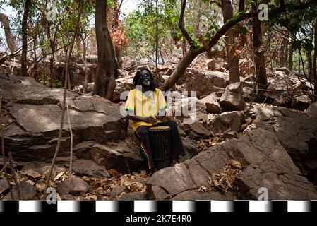 ©Nicolas Remene pour JA / Le Pict/MAXPPP - Nicolas Remene pour JA / Le Pictorium - 11/5/2021 - Mali / District de Bamako / Bamako - Lassa, Bamako (Mali) le 11 mai 2021 Ras Ballasky, l'un des piliers et membre fondateur du Mouvement Rastafari du Mali, entrain de jouer du djembe chez lui a Lassa, le 11 mai 2021. Ce lundi matin a Lassa, dans les hauteurs de Bamako, la maison de Ras Ballasky, l'un des piliers et membre fondateur du Mouvement Rastafari du Mali dans les annees 90 est vide. Image d'une communaute rasta en perte de vitesse, ou regne de nombreuses dissensions, celle-ci est aujourd'hui  Stock Photo