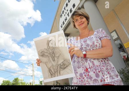 ©PHOTOPQR/LA PROVENCE/DUCLET Stéphane ; Manosque ; 21/06/2021 ; Découverte d'une esquisse rare d'Henri Matisse à Manosque. Mis aux enchères le 26 juin prochain, le portrait est estimé à plus de 300 000 euros. Ci-contre, Jennifer Primpied Rolland, commissaire priseur. Manosque, France, june 21st 2021 Discovery of a rare sketch by Henri Matisse in Manosque. Auctioned on June 26, the portrait is estimated at more than 300,000 euros. Opposite, Jennifer Primpied Rolland, auctioneer.  Stock Photo