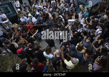 ©Julien Mattia / Le Pictorium/MAXPPP - Julien Mattia / Le Pictorium - 21/6/2021 - France / Ile-de-France / Paris - Malgre les restrictions du gouvernement, les parisiens se retrouvent dans les parcs sur les bords de seines ou sur les places pour celebrer la fin du couvre feu et la fete de la musique, a paris le 21 Juin 2021. / 21/6/2021 - France / Ile-de-France (region) / Paris - Despite the government's restrictions, Parisians will meet in the parks on the banks of the Seine or in the squares to celebrate the end of the curfew and the fete de la musique, in Paris on 21 June 2021. Stock Photo