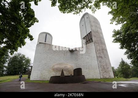 ©PHOTOPQR/L'EST REPUBLICAIN/Lionel VADAM ; Ronchamp ; 24/06/2021 ; Ronchamp le 24/06/2021 - La chapelle Notre-Dame du Haut est une chapelle catholique construite de 1953 à 1955 sur la colline de Bourlémont à Ronchamp en Haute-Saône. Elle est une œuvre de l'architecte franco-suisse Le Corbusier. Elle fait actuellement l'objet d'une restauration générale. Photo Lionel VADAM - The Notre-Dame du Haut chapel is a Catholic chapel built from 1953 to 1955 on the hill of Bourlémont in Ronchamp in Haute-Saône. It is the work of the French-Swiss architect Le Corbusier. Stock Photo