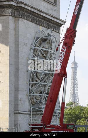 ©Sebastien Muylaert/MAXPPP - Sculptures of the the Arc de triomphe being protected before the wrapping of the monument, as part of a posthumous monumental installation by late Bulgarian-born artist Christo. The monumental work is said to make the Parisian monument disappear under 25,000 sqm of recyclable polypropylene silver and blue fabric and 7,000 m of red rope from September 18 to October 3, 2021, despite Christo's death in May 2020. Paris, 23.07.2021 Stock Photo