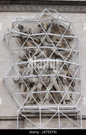 ©PHOTOPQR/LE PARISIEN/Delphine Goldsztejn ; Paris ; 27/07/2021 ; Arc de Triomphe empaqueté Début de l'installationde l'Arc de Triomphe empaqueté Le Centre des monuments nationaux vient d'annoncer que le projet d'empaquetage de l'Arc de Triomphe, porté depuis 2017 par l'artiste Christo, serait concrétisé en septembre prochain pour une durée de 16 jours. L'occasion de mettre en lumière le monument parisien tout en rendant hommage à l'artiste, disparu en mai 2020. Paris Le 27/07/2021 Photo : Delphine Goldsztejn - Paris, France, july 27th 2021. Sculptures of the the Arc de triomphe being protecte Stock Photo