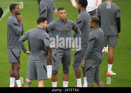 ©PHOTOPQR/LE PARISIEN/Arnaud Journois ; BRUGES ; 14/09/2021 ; FOOTBALL , LIGUE DES CHAMPIONS , PHASE DE GROUPE 1ERE JOURNEE , 14/09/2021 , BRUGES (BELGIQUE) , JAN BREYDEL STADION / CLUB BRUGES - PARIS SG / ENTRAINEMENT DES PARISIEN A LA VEILLE DU MATCH / LIONEL MESSI , NEYMAR JR , KYLIAN MBAPPE Preparation and training of PSG players before their match against Bruges for the Champions League. Stock Photo