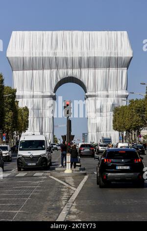 ©Sebastien Muylaert/MAXPPP - The fully wrapped Arc de Triomphe monument, as part of an art installation entitled 'L'Arc de Triomphe, Wrapped' by late Bulgarian-born US artist Christo, in Paris, France. The monumental installation wraps the landmark Parisian monument under 25,000 square meters of silver and blue polypropylene sheets. It was officially inaugurated on 18 September and will be dismantled on 03 October. Paris, 21.09.2021 Stock Photo