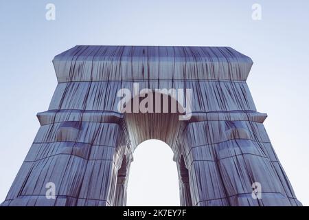 ©Sebastien Muylaert/MAXPPP - The fully wrapped Arc de Triomphe monument, as part of an art installation entitled 'L'Arc de Triomphe, Wrapped' by late Bulgarian-born US artist Christo, in Paris, France. The monumental installation wraps the landmark Parisian monument under 25,000 square meters of silver and blue polypropylene sheets. It was officially inaugurated on 18 September and will be dismantled on 03 October. Paris, 21.09.2021 Stock Photo