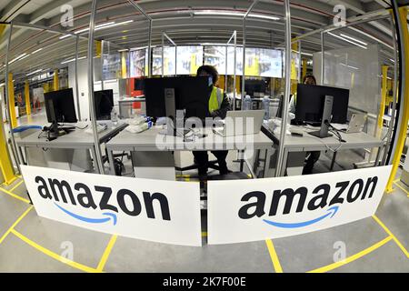 ©PHOTOPQR/L'EST REPUBLICAIN/Alexandre MARCHI ; AUGNY ; 23/09/2021 ; CENTRE DE DISTRIBUTION AMAZON AUGNY - AMAZON FRANCE LOGISTIQUE - COMMERCE EN LIGNE - INTERNET - E COMMERCE - PRODUITS EN STOCK - STOCKAGE REFERENCES - GAFAM - EMPLOI - EMPLOIS - EMBAUCHE - EMBAUCHES - RECRUTEMENTS - SAISONNIERS. Augny 23 septembre 2021. Le centre de distribution d'Amazon à Augny lors de son inauguration sur le plateau de Frescaty. PHOTO Alexandre MARCHI. - Amazon’s distribution center in Augny during its inauguration on the Frescaty plateau.  Stock Photo