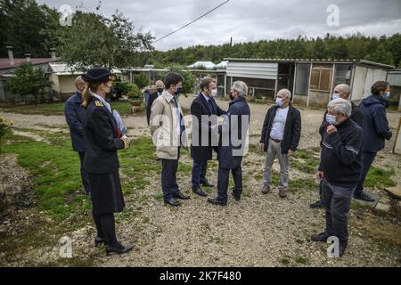 @ Pool/ ELIOT BLONDET/ Maxppp, France, Gray, 2021/10/04 French President Emmanuel Macron speaks flanked by French Agriculture Minister Julien Denormandie during a visit to the St Adrien animal rescue centre of French association Society for the Protection of Animals (Societe de protection des animaux - SPA) in Gray, eastern France, on October 4, 2021, as part of World Animal Day.  Stock Photo