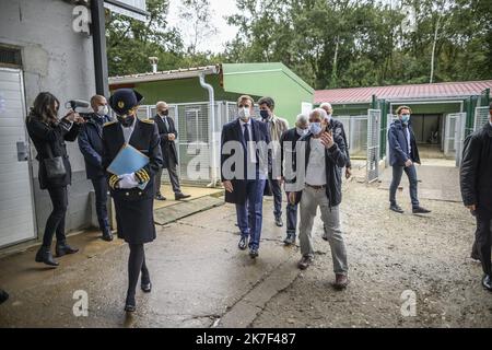@ Pool/ ELIOT BLONDET/ Maxppp, France, Gray, 2021/10/04 French President Emmanuel Macron speaks flanked by French Agriculture Minister Julien Denormandie during a visit to the St Adrien animal rescue centre of French association Society for the Protection of Animals (Societe de protection des animaux - SPA) in Gray, eastern France, on October 4, 2021, as part of World Animal Day.  Stock Photo