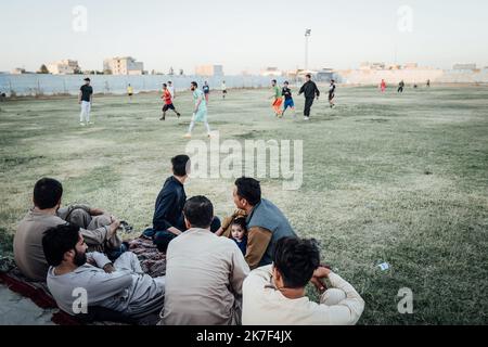 ©Adrien Vautier / Le Pictorium/MAXPPP - Une partie de football a Mazar-e Charif le 4 septembre 2021. Stock Photo