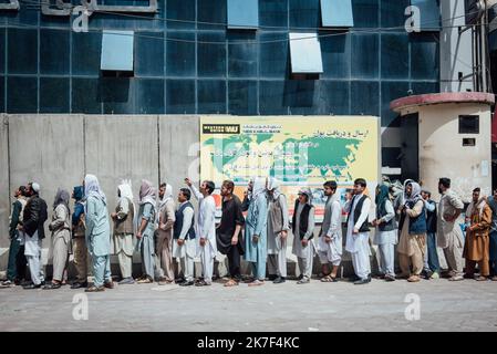 ©Adrien Vautier / Le Pictorium/MAXPPP - Une file d'attente devant une banque a Kaboul, le 11 septembre 2021. Stock Photo