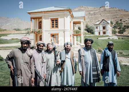 ©Adrien Vautier / Le Pictorium/MAXPPP - Des talibans viennent visiter le domaine de Bala Bagh, ancien lieu de villegiature de la royaute. Stock Photo
