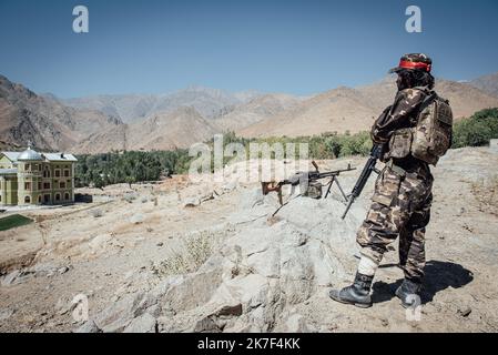 ©Adrien Vautier / Le Pictorium/MAXPPP - Un taliban surveille le domaine de Bala Bagh le vendredi 17 septembre . Stock Photo