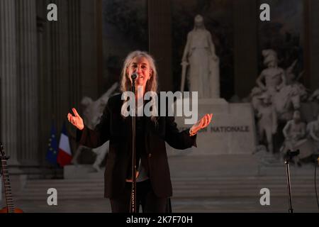 ©PHOTOPQR/LE PARISIEN/Olivier Lejeune ; Paris ; 07/10/2021 ; À l'occasion de ses 50 ans, la radio Fip convie Patti Smith à venir chanter dans un lieu parisien chargé d'histoire : le Panthéon. US rock singer, songwriter, musician and poet Patti Smith (C) performs during the recording of a concert as part of the celebration of the 50th anniversary of French FIP music radio station at the Pantheon monument in Paris on October 7, 2021 Stock Photo