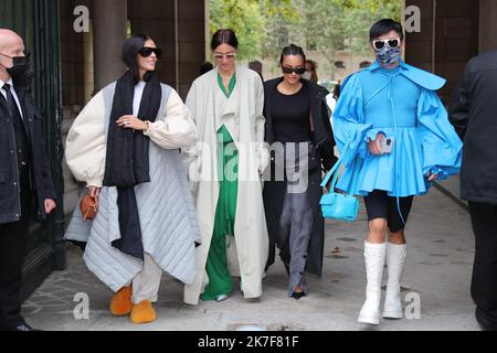 ©Pierre Teyssot/MAXPPP ; Guests at Loewe Fashion Show SS 2022 Paris Fashion Week 2021 in Paris, France on October 1, 2021. Guests. Â© Pierre Teyssot / Maxppp  Stock Photo