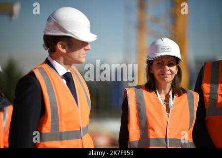@ Pool/Eliot Blondet/Maxppp, France, Saint-Ouen, 2021/10/14 French President Emmanuel Macron, flanked by Paris Mayor Anne Hidalgo, visits the construction site of the 2024 Olympic Games Village in Saint-Ouen on the outskirts of Paris, France on October 14, 2021, part of a visit to construction sites dedicated to the Paris 2024 Olympic and Paralympic Games  Stock Photo