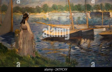 ©Active Museu/MAXPPP - ActiveMuseum 0006323.jpg / Bords de la Seine a Argenteuil Peinture impressionniste representant les environs de Paris en ete. La defunte epouse Camille et son enfant Jean ont posee comme figurant sur la rive. Les traits et contours rapides evoquent les ondulations de l'eau et l'eclat des couleurs a l'ete. 1874 - / Edouard Manet / Peinture Active Museum / Le Pictorium 2 people ,Boat ,Child ,Edges ,Hat ,Horizontal ,Impressionism ,Lake landscape ,Mother ,Reflection ,River ,Sailboat ,Seine (the) ,Son ,Summer ,The banks of the River Seine ,White dress ,Woman ,Argenteuil ,Eur Stock Photo