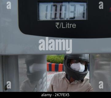 ©Abhisek Saha / Le Pictorium/MAXPPP - Des militants de la branche jeunesse du TMC (Trinamool Congress) participent a une manifestation contre la hausse du prix du carburant, devant une station-service a Agartala. Stock Photo