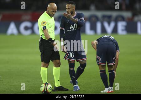 ©Sebastien Muylaert/MAXPPP - Neymar of Paris Saint-Germain fights for ...