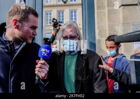 Â©PHOTOPQR/SUD OUEST/guillaume bonnaud ; Bordeaux ; 05/11/2021 ; LE 6 NOVEMBRE 2021 / A BORDEAUX / LE PROFESSEUR RAOULT A LA CHAMBRE DISCIPLINAIRE DE L'ORDRE DES MEDECINS DE BORDEAUX , IL SERA ENTENDU DEVANT LA CHAMBRE DISCIPLINAIRE DE NOUVELLE AQUITAINE DE L'ORDRE DES MEDECINS DE BORDEAUX / IL SERA AVEC SON AVOCAT MAITRE FABRICE DI VIZIO / Ph Guillaume Bonnaud - Bordeaux, France, nov 5th 2021. Outspoken Marseille doctor-professor Didier Raoult, 69, heard at Medecine Cuoncil. The infectious disease expert is well-known for his intellect and strong opinions - and controversially advocated use  Stock Photo