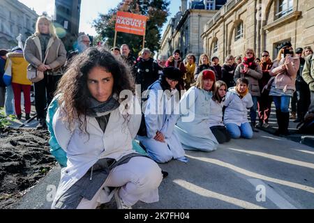 Â©PHOTOPQR/SUD OUEST/guillaume bonnaud ; Bordeaux ; 05/11/2021 ; LE 6 NOVEMBRE 2021 / A BORDEAUX / LE PROFESSEUR RAOULT A LA CHAMBRE DISCIPLINAIRE DE L'ORDRE DES MEDECINS DE BORDEAUX , IL SERA ENTENDU DEVANT LA CHAMBRE DISCIPLINAIRE DE NOUVELLE AQUITAINE DE L'ORDRE DES MEDECINS DE BORDEAUX / IL SERA AVEC SON AVOCAT MAITRE FABRICE DI VIZIO / Ph Guillaume Bonnaud - Bordeaux, France, nov 5th 2021. Outspoken Marseille doctor-professor Didier Raoult, 69, heard at Medecine Cuoncil. The infectious disease expert is well-known for his intellect and strong opinions - and controversially advocated use  Stock Photo