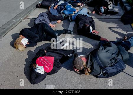 Â©PHOTOPQR/SUD OUEST/guillaume bonnaud ; Bordeaux ; 05/11/2021 ; LE 6 NOVEMBRE 2021 / A BORDEAUX / LE PROFESSEUR RAOULT A LA CHAMBRE DISCIPLINAIRE DE L'ORDRE DES MEDECINS DE BORDEAUX , IL SERA ENTENDU DEVANT LA CHAMBRE DISCIPLINAIRE DE NOUVELLE AQUITAINE DE L'ORDRE DES MEDECINS DE BORDEAUX / IL SERA AVEC SON AVOCAT MAITRE FABRICE DI VIZIO / Ph Guillaume Bonnaud - Bordeaux, France, nov 5th 2021. Outspoken Marseille doctor-professor Didier Raoult, 69, heard at Medecine Cuoncil. The infectious disease expert is well-known for his intellect and strong opinions - and controversially advocated use  Stock Photo