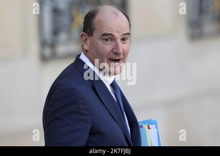 ©Sebastien Muylaert/MAXPPP - Jean Castex premier ministre a la sortie du conseil des ministres sur le perron de l'Elysee. Paris, 10.11.2021 - French Council minister Stock Photo