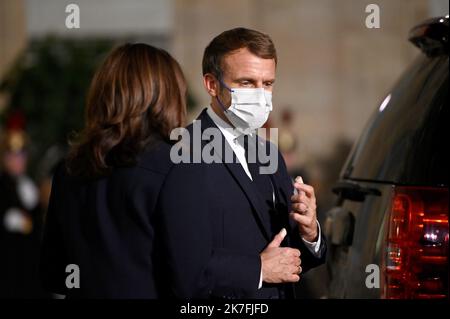 ©Julien Mattia / Le Pictorium/MAXPPP - le President Emmanuel Macron recevait au Palais de l'Elysee pour diner la Vice-Presidente des Etats-Unis d'Amerique, Kamala Haris, le 10 Novembre 2021 Stock Photo