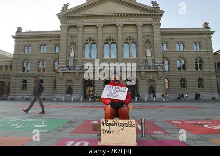 ©Francois Glories/MAXPPP - COP 26, Swiss man on hunger strike in front of the Swiss Parliament. A Swiss man from the city of Fribourg, Guillermo Fernandez, has been on hunger strike for 11 days in front of the Federal Palace of the Swiss Parliament, during the Cop-26 negotiations in Glasgow, to mobilize people because of 'world hunger and our children'. Switzerland Bern, November 11 2021.  Stock Photo