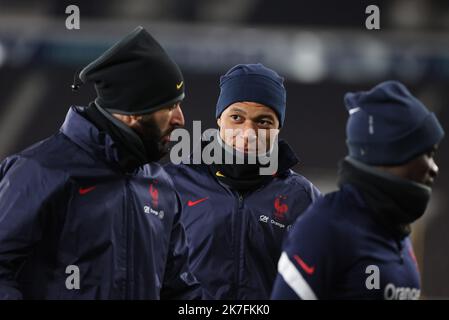 ©PHOTOPQR/LE PARISIEN/Arnaud Journois ; HELSINKI ; 15/11/2021 ; FOOTBALL , MATCH DE QUALIFICATION POUR LA COUPE DU MONDE FIFA QATAR 2022 , HELSINKI ( FINLANDE ) STADE OLYMPIQUE / FINLANDE - FRANCE / ENTRAINEMENT DE VEILLE DE MATCH / KYLIAN MBAPPE , KARIM BENZEMA - France Football team training befaore Finland vs France Nov 15, 2021  Stock Photo