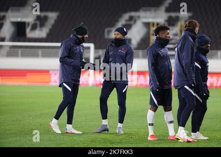 ©PHOTOPQR/LE PARISIEN/Arnaud Journois ; HELSINKI ; 15/11/2021 ; FOOTBALL , MATCH DE QUALIFICATION POUR LA COUPE DU MONDE FIFA QATAR 2022 , HELSINKI ( FINLANDE ) STADE OLYMPIQUE / FINLANDE - FRANCE / ENTRAINEMENT DE VEILLE DE MATCH / KYLIAN MBAPPE ET KARIM BENZEMA - France Football team training befaore Finland vs France Nov 15, 2021  Stock Photo