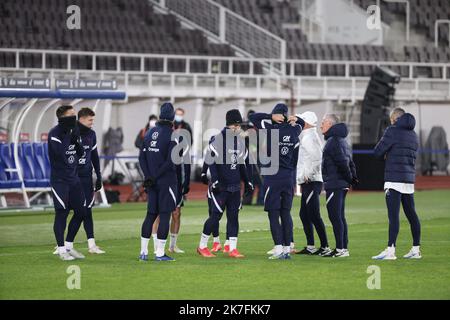 ©PHOTOPQR/LE PARISIEN/Arnaud Journois ; HELSINKI ; 15/11/2021 ; FOOTBALL , MATCH DE QUALIFICATION POUR LA COUPE DU MONDE FIFA QATAR 2022 , HELSINKI ( FINLANDE ) STADE OLYMPIQUE / FINLANDE - FRANCE / ENTRAINEMENT DE VEILLE DE MATCH / DIDIER DESCHAMPS SELECTIONNEUR DE L'EQUIPE DE FRANCE , ANTOINE GRIEZMANN - France Football team training befaore Finland vs France Nov 15, 2021  Stock Photo