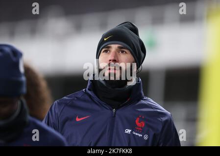 ©PHOTOPQR/LE PARISIEN/Arnaud Journois ; HELSINKI ; 15/11/2021 ; FOOTBALL , MATCH DE QUALIFICATION POUR LA COUPE DU MONDE FIFA QATAR 2022 , HELSINKI ( FINLANDE ) STADE OLYMPIQUE / FINLANDE - FRANCE / ENTRAINEMENT DE VEILLE DE MATCH / KARIM BENZEMA - France Football team training befaore Finland vs France Nov 15, 2021  Stock Photo