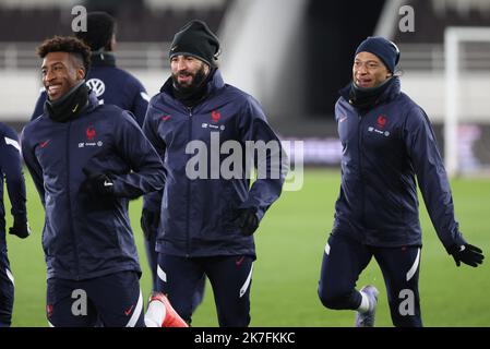 ©PHOTOPQR/LE PARISIEN/Arnaud Journois ; HELSINKI ; 15/11/2021 ; FOOTBALL , MATCH DE QUALIFICATION POUR LA COUPE DU MONDE FIFA QATAR 2022 , HELSINKI ( FINLANDE ) STADE OLYMPIQUE / FINLANDE - FRANCE / ENTRAINEMENT DE VEILLE DE MATCH / KYLIAN MBAPPE , KARIM BENZEMA - France Football team training befaore Finland vs France Nov 15, 2021  Stock Photo