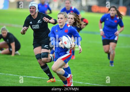 ©PHOTOPQR/LA DEPECHE DU MIDI/ EMILIE CAYRE ; CASTRES ; 20/11/2021 ; TEST MATCH SAISON 2021 2022 EQUIPE DE FRANCE FEMININE FACE A LA NOUVELLE ZELANDE UR LA PELOUSE DU STADE PIERRE FABRE A CASTRES - Castres, France, nov 20th 2021. Women's rugby match between France and New Zeland  Stock Photo