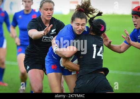 ©PHOTOPQR/LA DEPECHE DU MIDI/ EMILIE CAYRE ; CASTRES ; 20/11/2021 ; TEST MATCH SAISON 2021 2022 EQUIPE DE FRANCE FEMININE FACE A LA NOUVELLE ZELANDE UR LA PELOUSE DU STADE PIERRE FABRE A CASTRES - Castres, France, nov 20th 2021. Women's rugby match between France and New Zeland  Stock Photo