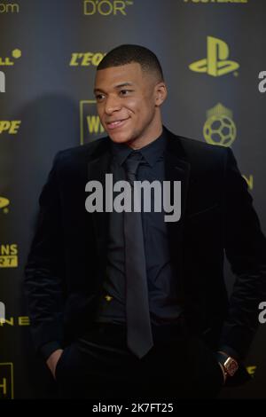 ©FRANCK CASTEL/MAXPPP - Ballon D Or Photocall At Theatre Du Chatelet In Paris PARIS, FRANCE NOVEMBER 29 Kylian Mbappe attend the Ballon D Or photocall at Theatre du Chatelet on November 29, 2021 in Paris, France. Stock Photo