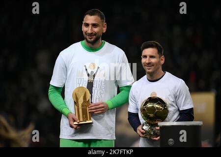 ©Julien Mattia / Le Pictorium/MAXPPP - Julien Mattia / Le Pictorium - 1/12/2021 - France / Ile-de-France / Paris - PSG OGC NICE 2021 Presentation du Ballon d'Or 2021 obtenu par Leo Messi, au Parc des Princes avant le match de la 16e journee de Ligue 1, entre le Paris Saint-Germain et l' OGC Nice, au Parc des Princes, le 1er December 2021 / 1/12/2021 - France / Ile-de-France (region) / Paris - PSG OGC NICE 2021 Presentation of the Golden Ball 2021 obtained by Leo Messi, at the Parc des Princes before the match of the 16th day of Ligue 1, between Paris Saint-Germain and OGC Nice, at the Parc des Stock Photo