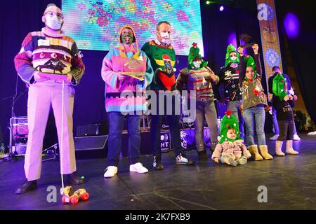 ©PHOTOPQR/LA DEPECHE DU MIDI/EMILIE CAYRE ; ALBI ; 04/12/2021 ; CONCOURS DU PULL MOCHE ET DE LA COUPE MULET LORS DU SALON DU VINTAGE AU PARC DES EXPOS D ALBI Albi, France, dec 4th 2021 Xmas sweater and mullet cut championship Stock Photo