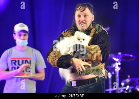 ©PHOTOPQR/LA DEPECHE DU MIDI/EMILIE CAYRE ; ALBI ; 04/12/2021 ; CONCOURS DU PULL MOCHE ET DE LA COUPE MULET LORS DU SALON DU VINTAGE AU PARC DES EXPOS D ALBI Albi, France, dec 4th 2021 Xmas sweater and mullet cut championship Stock Photo